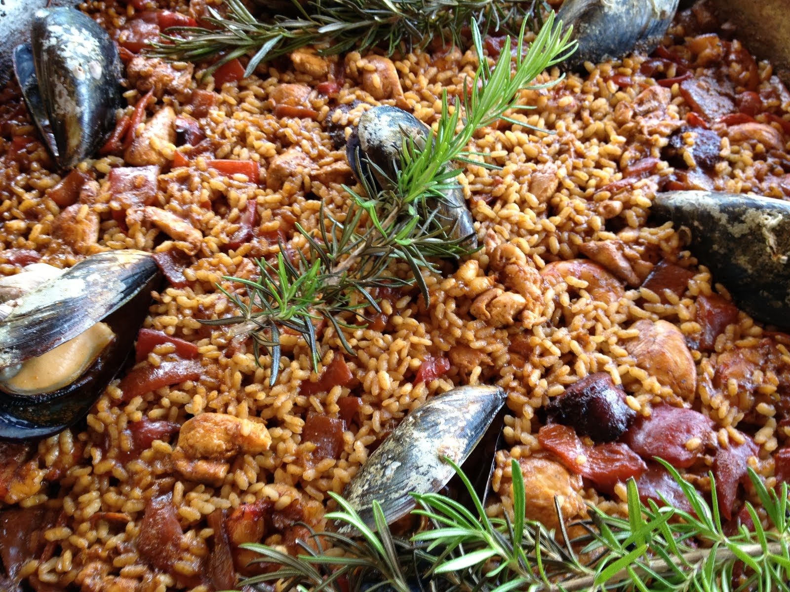 Arroz mixto de carne y marisco, en paella