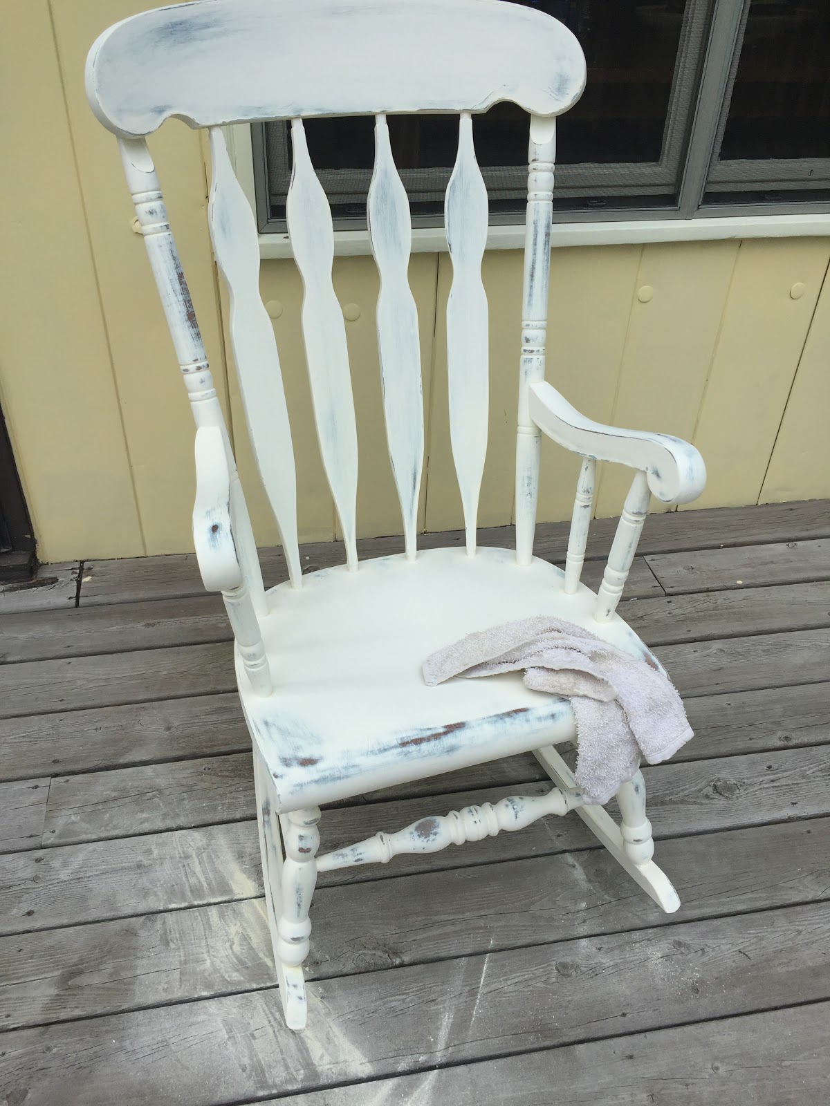 CRAFTS: How-To Refresh an Old Rocking Chair with Two Tone Chalk Paint