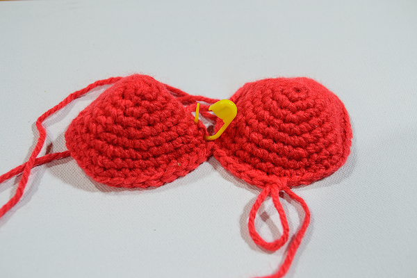 Beginning of Amigurumi heart once joined, made with the first two peaks for saint Valentines day