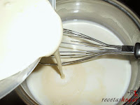 Milhoja de crema pastelera, nata y chocolate-añadiendo las yemas