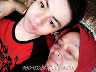 Foto Angga Aldi Yunanda bersama dengan Ibunya Foto Angga Aldi Yunanda bersama dengan Ibunya