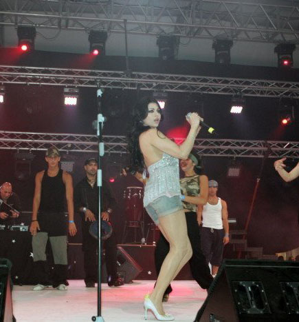 haifa_wehbe_hot_sexy_pics_pictures_image_photo_on_stage_song