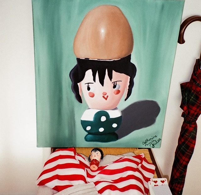 Peinture à l'huile représentant un coquetier qui à la forme d'une petite fille