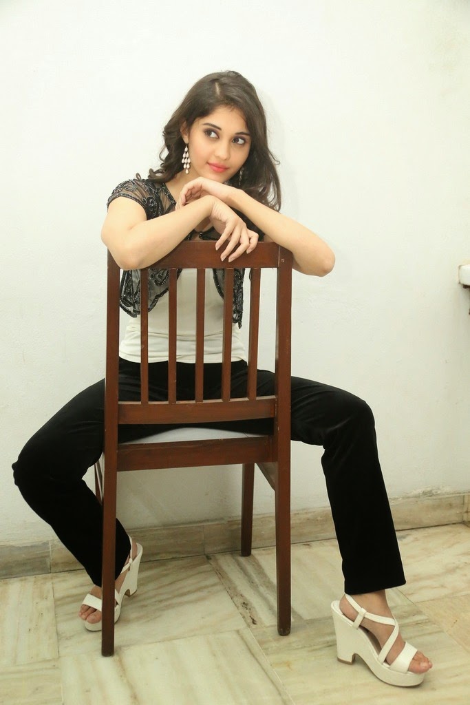 [Image: Actress-Surabhi-Latest-Photos-in-Jeans-a...ext-20.JPG]