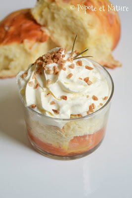 Verrines aux abricots poêlés au miel et au romarin, brioche maison et chantilly © Popote et Nature Verrines aux abricots poêlés au miel et au romarin, brioche maison et chantilly