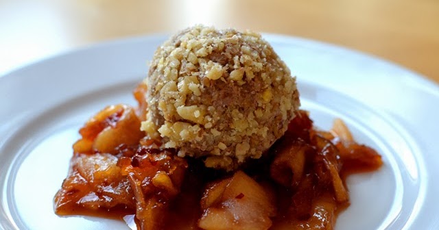 Grüsse aus der Küche: Entenleber-Praline im Walnussmantel, Birnenchutney