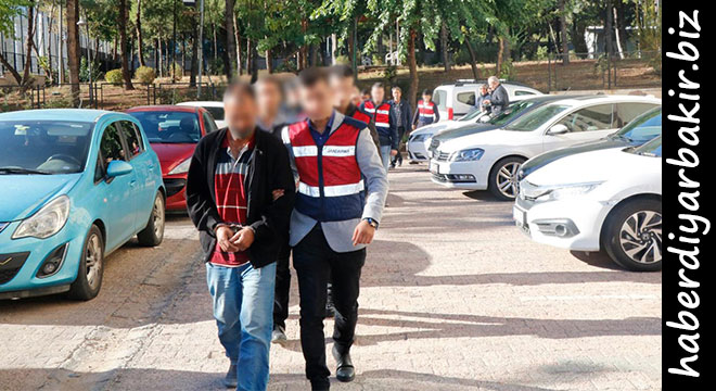 Diyarbakır'da PKK'den yakalanan 38 şüpheli tutuklandı DİYARBAKIR- Diyarbakır Valiliği tarafından yapılan açıklamada, PKK'ye yönelik operasyonda yakalanan 38 şüphelinin, tutuklanarak cezaevine gönderildiği belirtildi.