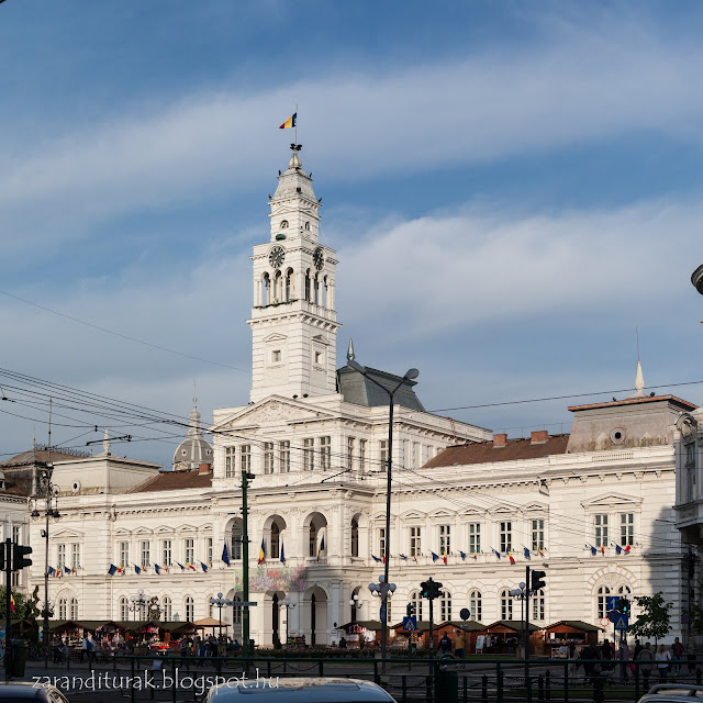 Az aradi városháza az előtérben vásárral