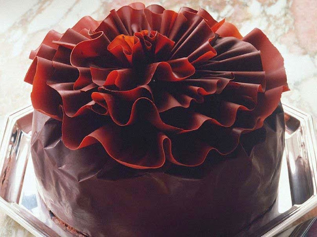 chocolate-coffee-ruffles-topped-cake