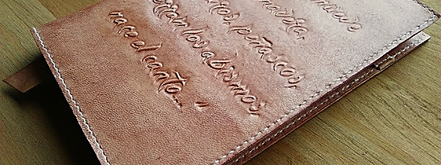fundas cuero cuadernos agendas ebooks personalizadas iniciales nombres logos monogramas simbolos frases poemas colores ecológicas artesanales made spain fundas-cuero-cuadernos-agendas-personalizadas-iniciales-nombres-logos-frases-poemas.jpg