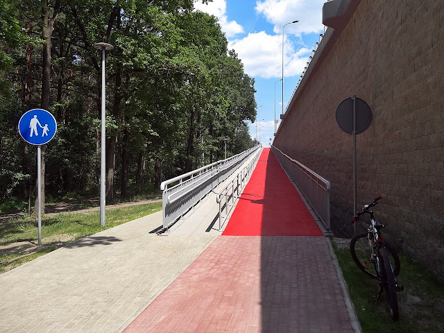 Ścieżka rowerowa w Zielonce nad torami linii 449