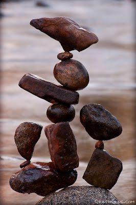  Escultura con piedras balanceándose 