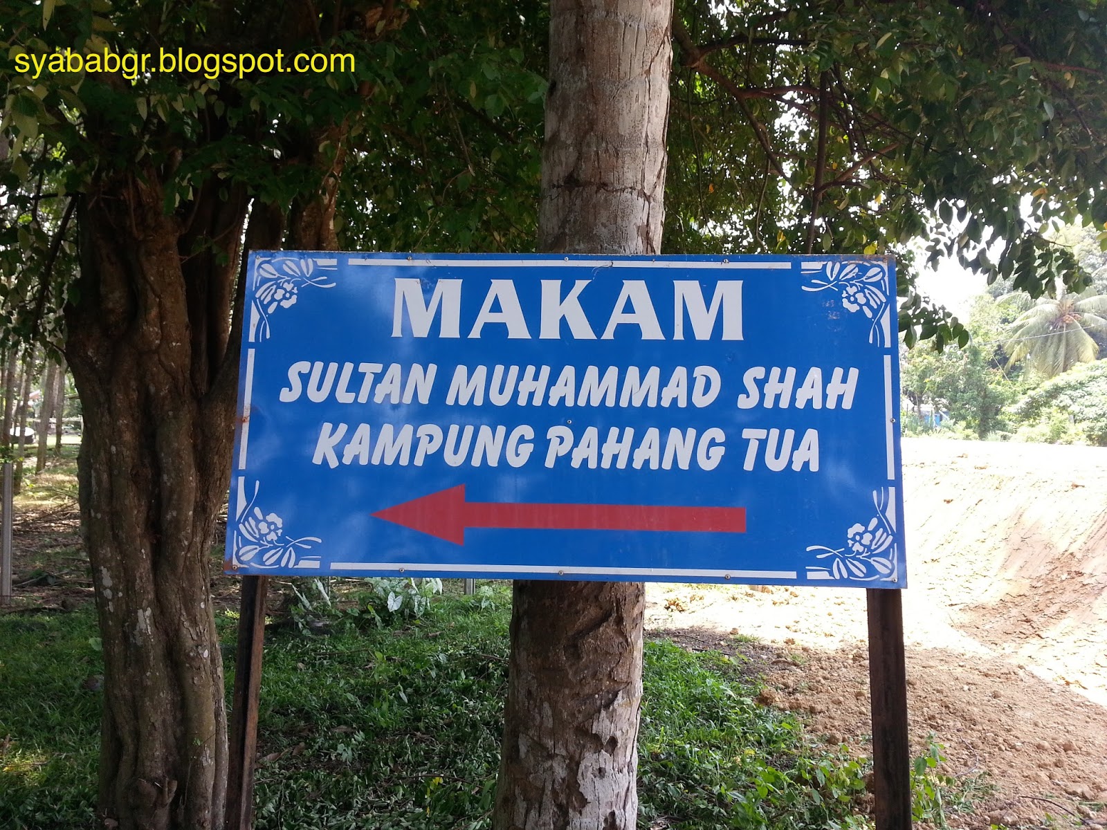 Baca Sambil Minum Kopi Makam Sultan Muhammad Shah di Pahang Tua