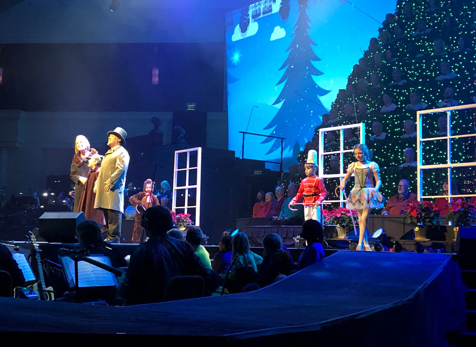 Stare if you must.......... Singing Christmas Tree