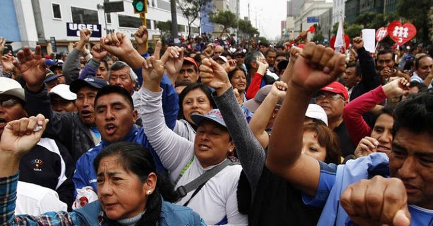 LA HUELGA CONTINÚA: Maestros se negaron a firmar acuerdo con el MINEDU LA HUELGA CONTINÚA: Maestros se negaron a firmar acuerdo con el MINEDU