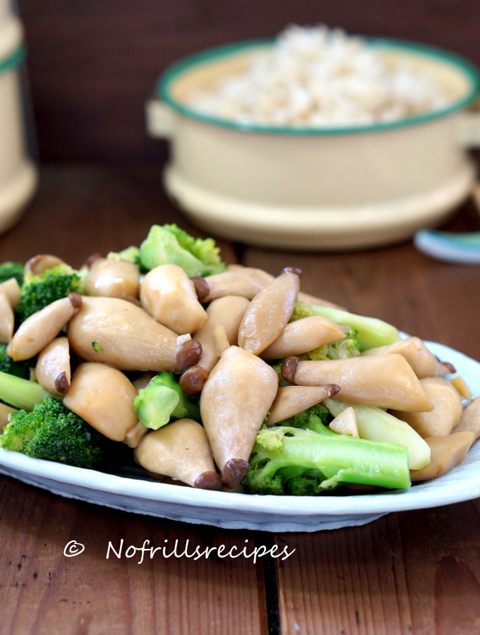Stirfry Broccoli with Baby Oyster Mushrooms 西兰花与牡蛎蘑菇