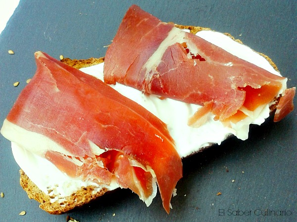 tostas de pan con queso y jamón