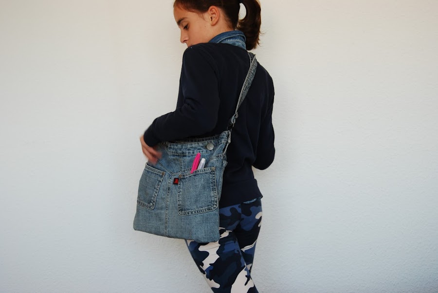 bolso hecho a partir de un vaquero viejos.