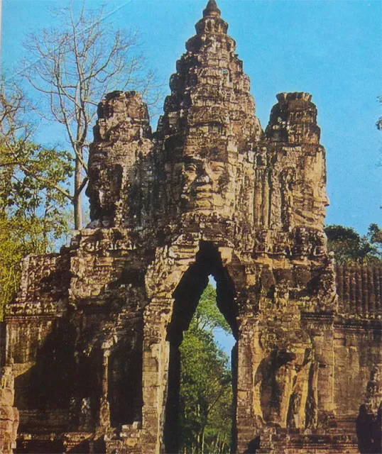 Foto Kuil Bayon di kota Angkor Thom