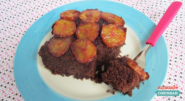 bolo de chocolate e banana caramelizada