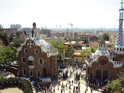  Ayant été fondée par les Romains, la ville devint la capitale des comtes de Barcelone puis l'une des villes majeures de la Couronne d'Aragon et, après, la capitale de la principauté de Catalogne. Redessinée plusieurs fois pendant son histoire, elle est aujourd'hui une destination touristiquemajeure et jouit d'un patrimoine culturel unique. Le palais Güell (en 1984), la Casa Milà, le parc Güell, le Palais de la musique catalane et l'Hôpital de Sant Pau figurent d'ailleurs sur la liste du patrimoine mondial de l'UNESCO. En outre, la ville est également connue pour avoir accueilli les Jeux olympiques en 1992 et, plus récemment, le siège de l'union pour la Méditerranée. 