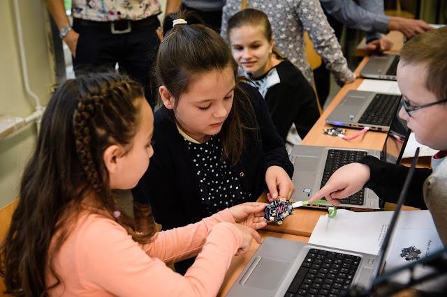 Schülerinnen und Schüler der Berliner Alt-Lankwitzer-Grundschule programmieren mit Calliope mini.