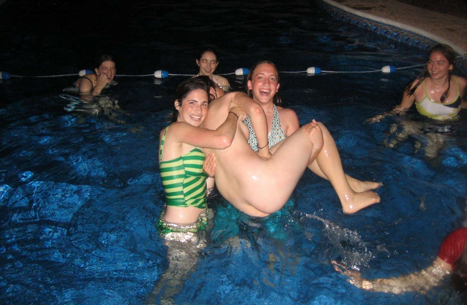 Candid Teen Pool Bobs And Vagene