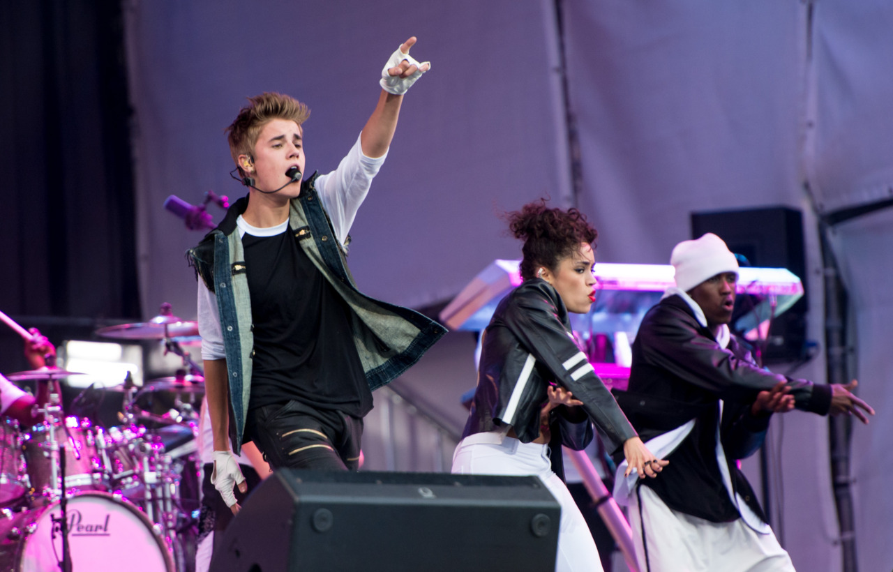 Будет ли выступать группа. Justin Bieber концерт. Justin 2004 концерт. Певец на сцене. Выступление певцов на сцене.
