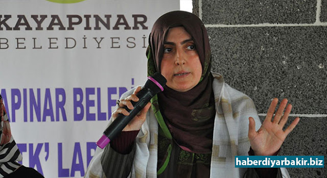DBP'nin kültür merkezlerindeki ifsat projelerini anlattı DİYARBAKIR-Diyarbakır'da, STK'ların kadın temsilcileriyle bir araya gelen Kayapınar Belediye Başkan Yardımcısı Şükran Nemrut, DBP'nin kültür merkezlerinde yapılan ifsat projelerine dikkat çekerek, burada PKK'ye elaman kazandırıldığı ve eşcinselliğin empoze edilmeye çalışıldığını söyledi.