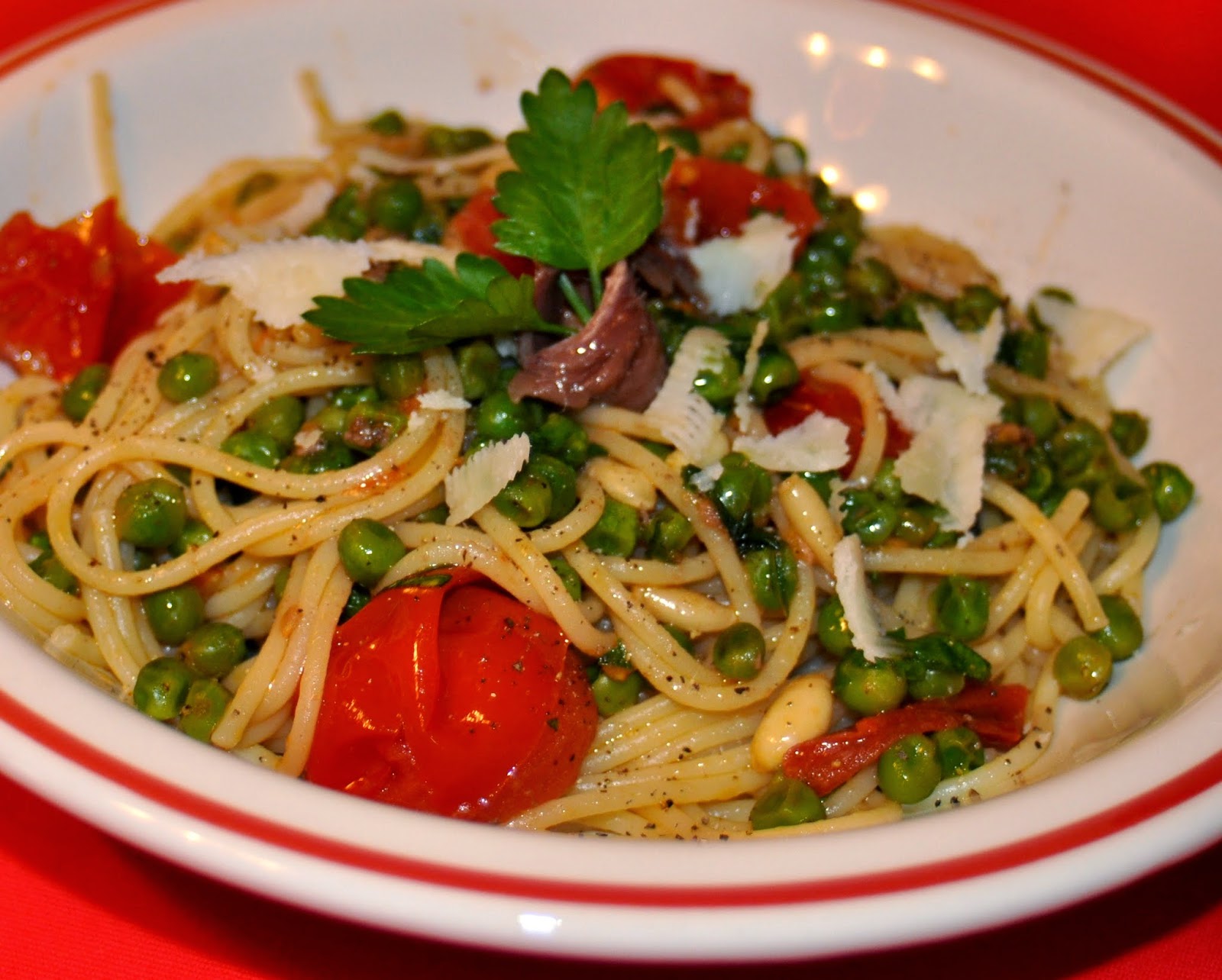 PASTA E VINO! Spaghetti z groszkiem, pomidorkami, sardelami i