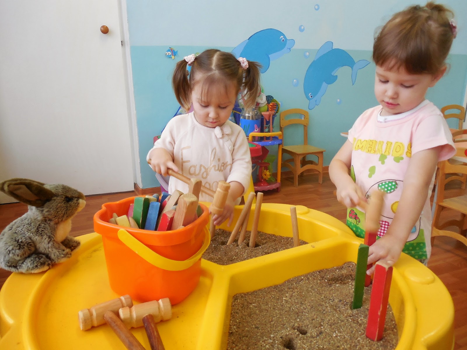 Ни минуты покоя: Игры с водой и песком в детском саду с детьми раннего ...