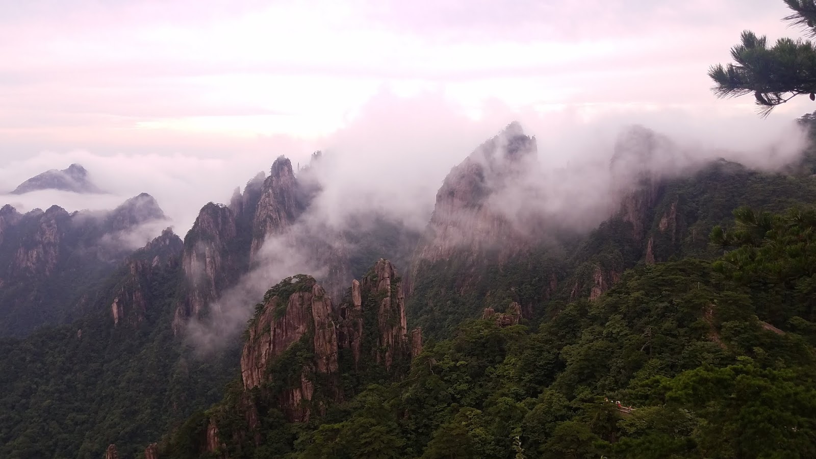 Тайвань гора Юйшань. Желтые горы Китай смотровая площадка. Горы Хуаншань Китай акварель. Горы в тумане. Возрождение хуаншань