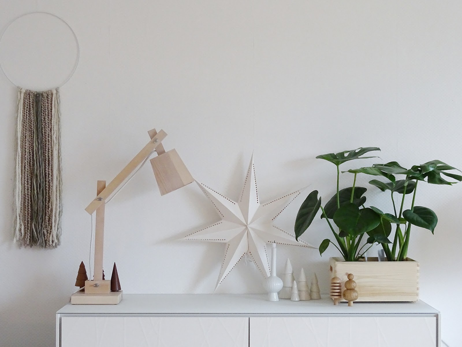 DIY-Blumenkasten zum Aufhängen an Treppengeländern und Galerien plus Pflegetipps und Informationen zur Monstera-Pflanze | https://mammilade.blogspot.de DIY-Blumenkasten zum Aufhängen an Treppengeländern und Galerien plus Pflegetipps und Informationen zur Monstera-Pflanze | https://mammilade.blogspot.de