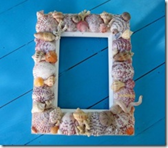 Um porta retrato com conchas do mar.  Seashell crafts, Sea shell decor,  Seashell frame