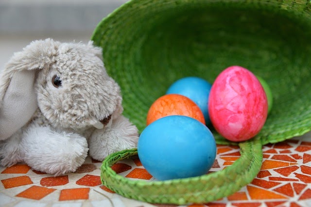 un coniglio con uova di pasqua colorate