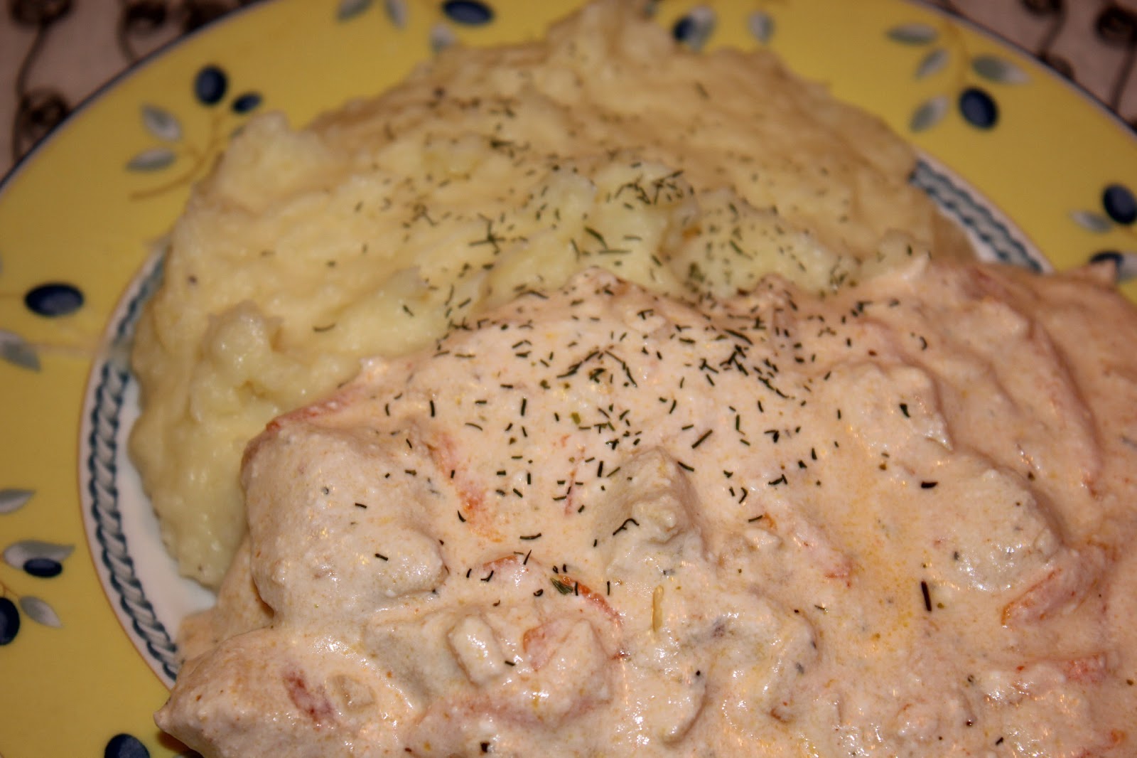 Бефстроганов из грудки. Бефстроганов из курицы со сметаной. бефстроганов из куриной грудки со сметаной. бефстроганов из курицы со сметаной рецепт.