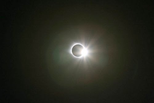 L'"Anello di diamante" durante un'eclisse totale di sole