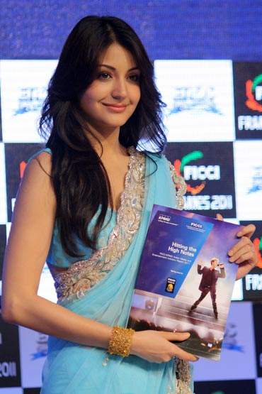 anushka sharma in blue saree