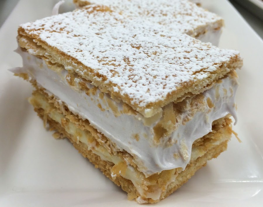 milhojas de merengue y crema pastelera hechos en casa.