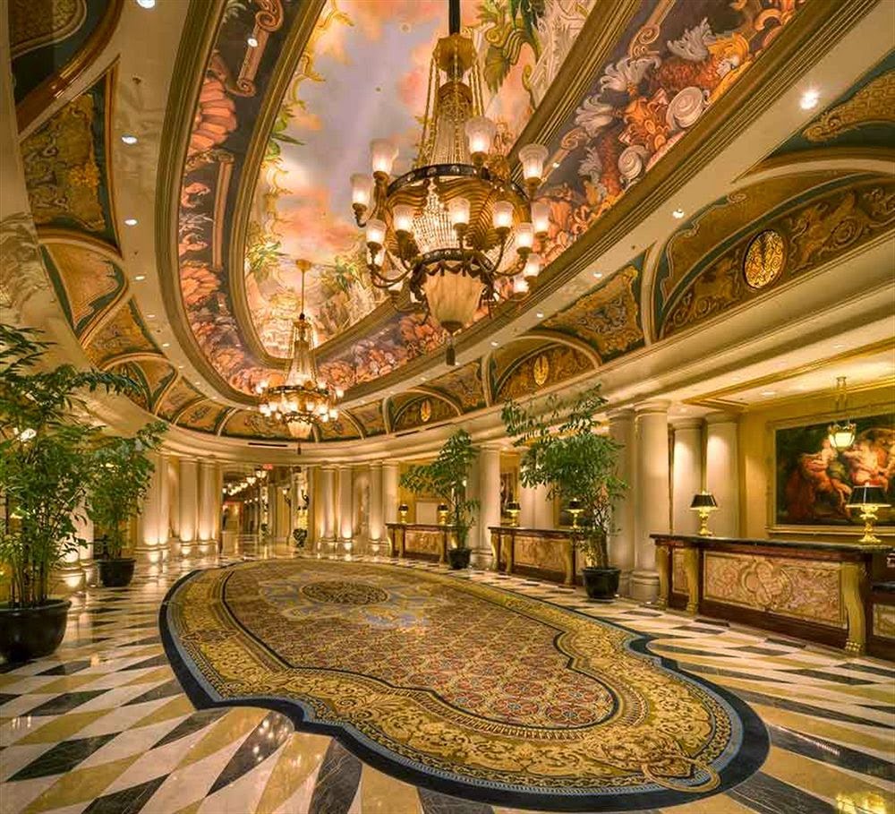 Luxury much. Казино the Venetian Лас Вегас. Казино-отель в Лас Вегасе Венеция. Лас Вегас Венеция внутри. Venetian Hotel в Лас-Вегасе.