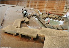 Fort Worth Water Garden: Active Water Pool Fort Worth Water Garden: Active Water Pool