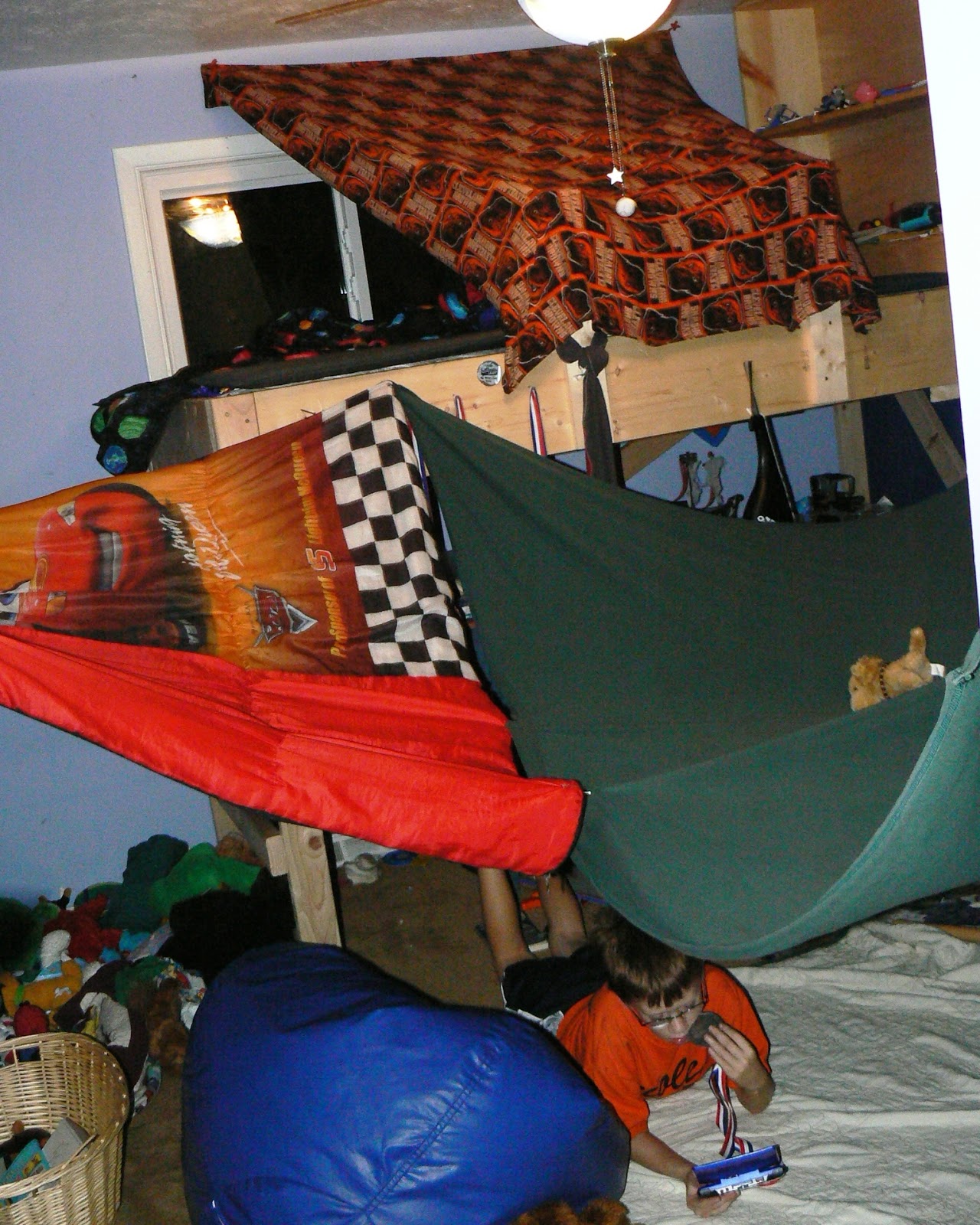 fort builder set with blanket
