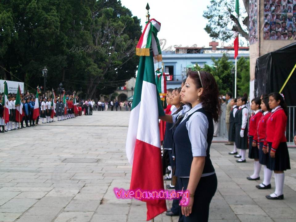 Ceremonia de Izamiento de Bandera (15 de septiembre 2011) - Vive Oaxaca
