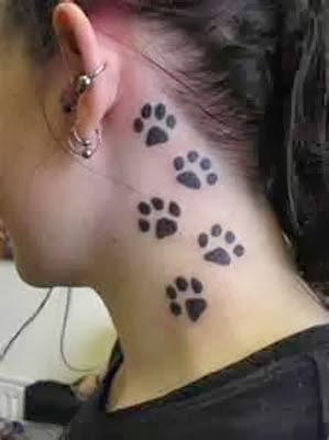 tatuagens de patinhas de cachorro no pescoço