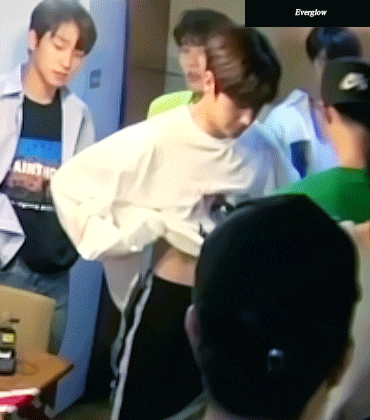 귀여운 얼굴에 반전 복근을 가지고 있는 신인 남돌들.jpgif | 인스티즈