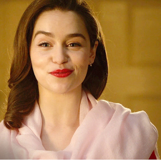 Emilia Clarke en su personaje de Louise Clark, alocada, guapa y feliz