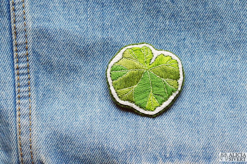 Mårbackapelargon, broderad brosch av Alicia Sivertsson. aliciasivert alicia sivert sivertsson skapa skapande kreativitet diy do it yourself gör det själv creativity art konst textilkonst textile broderi embroidery needlework hoop art hand handbroderi handbroderad broderad brosch bladbrosch broscher blad löv växter växtgäris hantverk handarbete beställa beställning present handgjord handgjort mårbacka pelargon mårpackapelargon