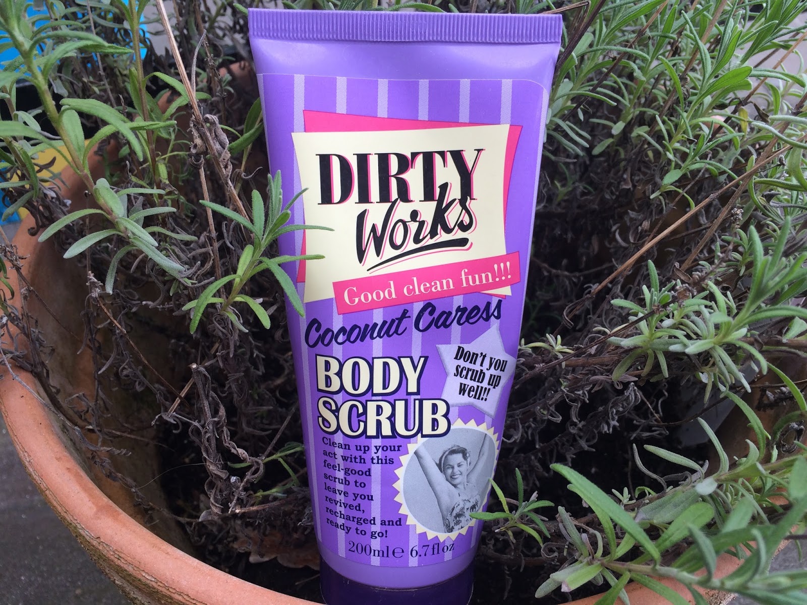 Beautykinguk Dirty Works Coconut Caress Body Scrub