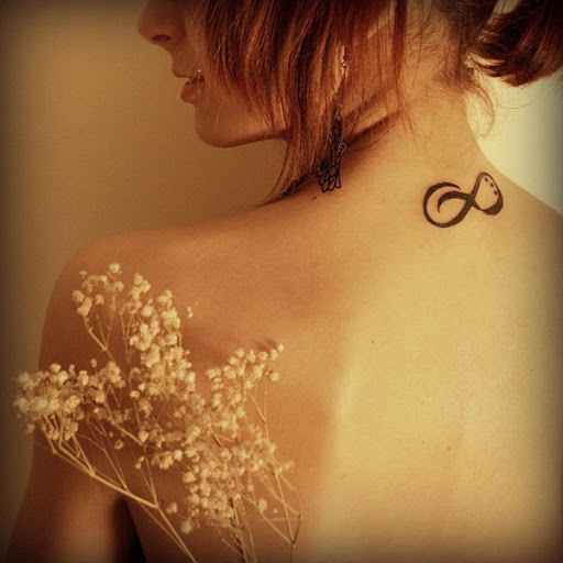 Pequena Tatuagem no Pescoço Ideia para as Meninas