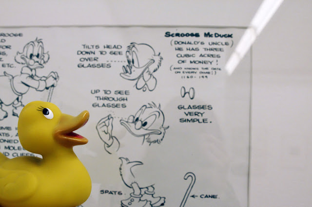 Dagobert Duck Quietscheentchen auf Ausstellungsbesuch